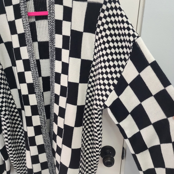 SHEIN Black and White Checkered Cardigan with Bold Pattern - Picture 4 of 10